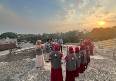 Siswa Mudisa Belajar Menentukan Arah Kiblat dari Matahari