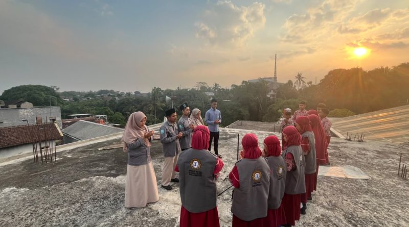Siswa Mudisa Belajar Menentukan Arah Kiblat dari Matahari