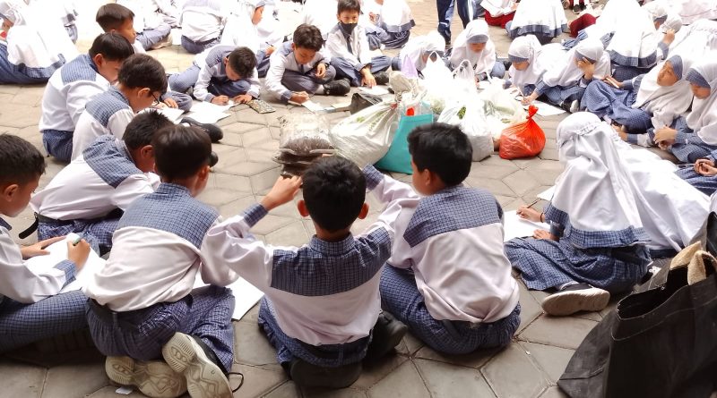 Siswa Mudisa Belajar Kelola Sampah Organik di Planter Bag